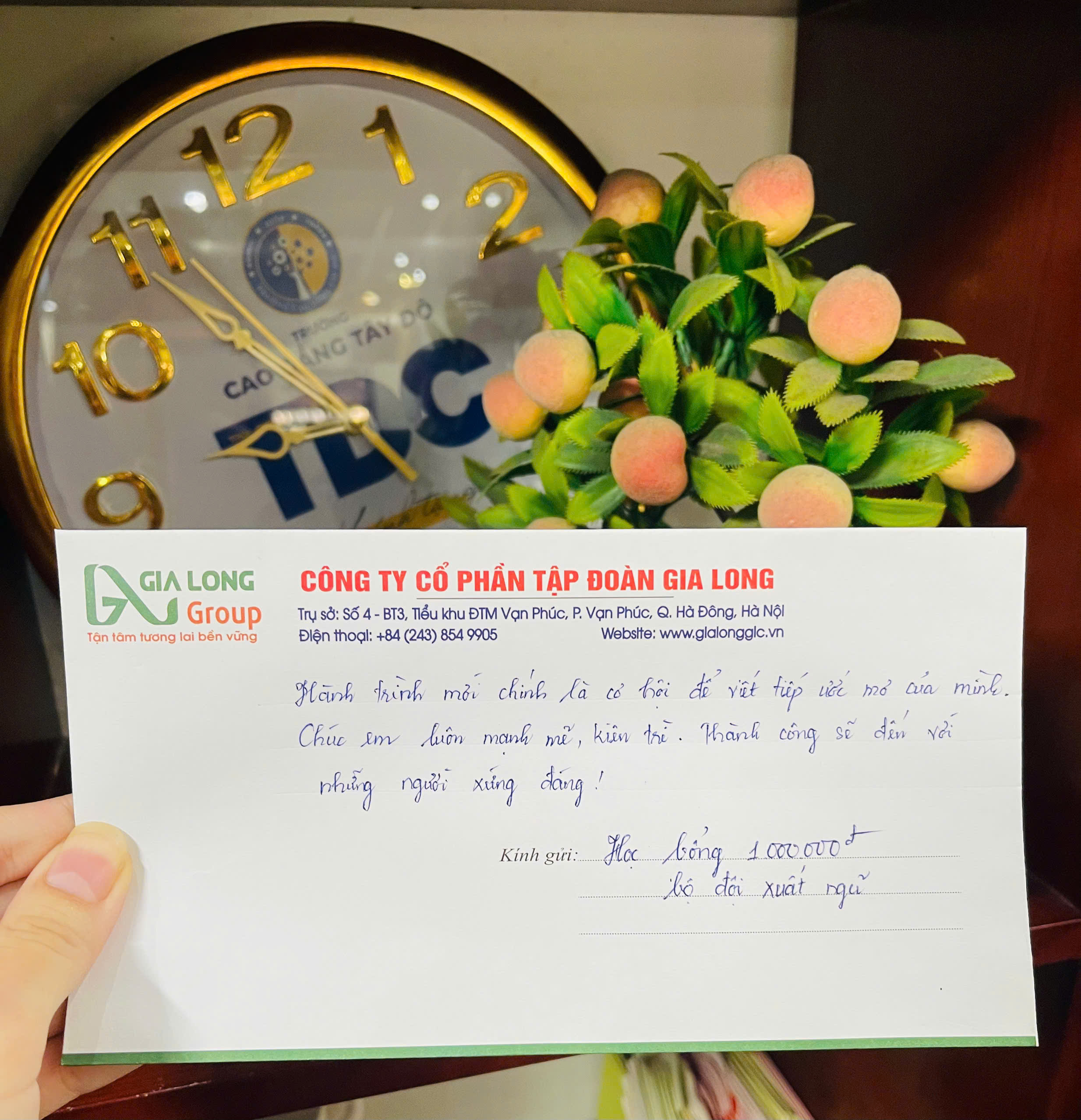 CÔ LƯU VÂN TRAO HỌC BỔNG 1.000.000VNĐ CHO HỌC VIÊN LÀ BỘ ĐỘI XUẤT NGŨ KHÓA K20/3