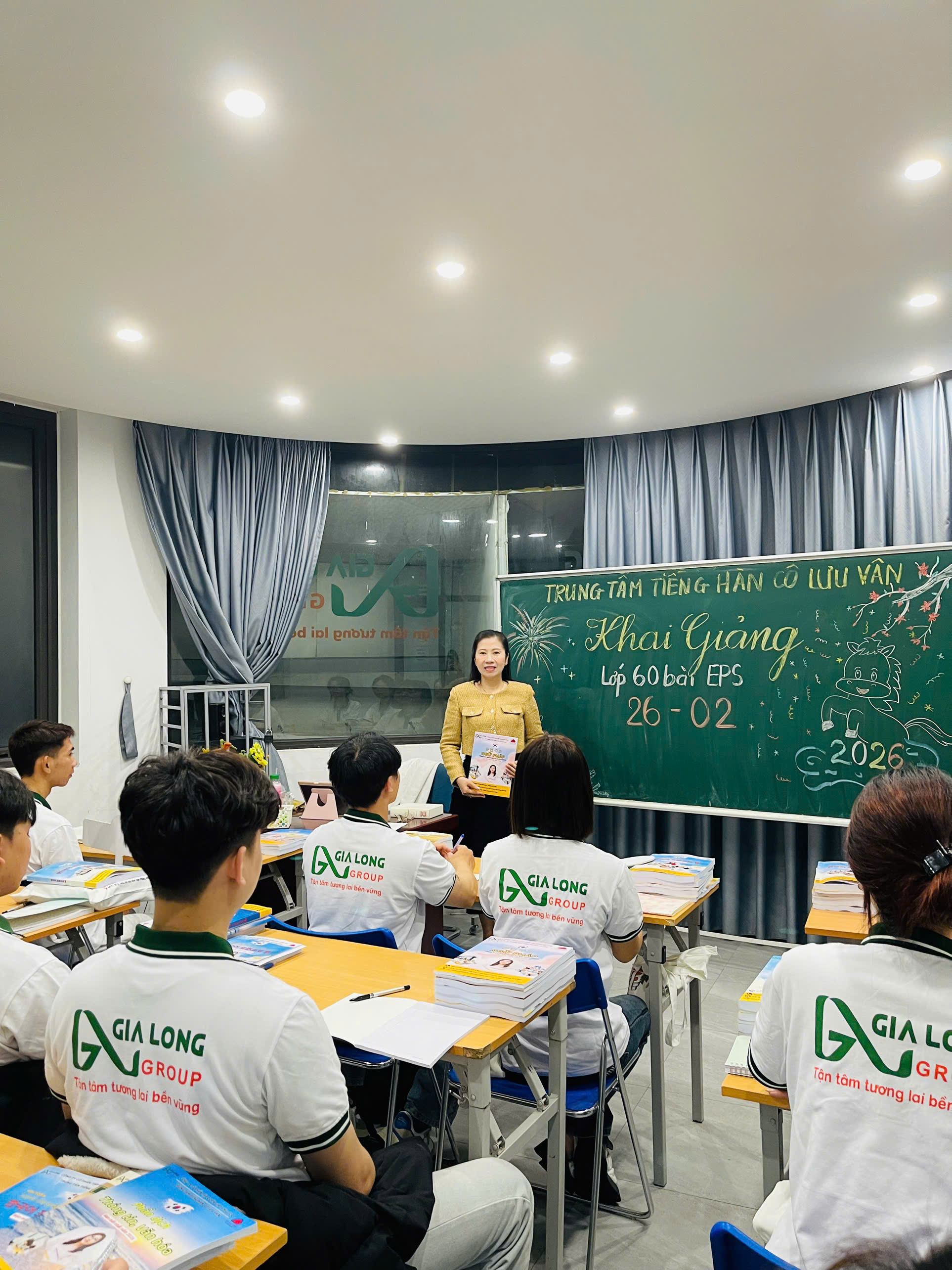 Ngày 26/02/2026 - Trung tâm Ngoại ngữ Gia Long cùng cô Lưu Vân khai giảng khóa 60 bài EPS