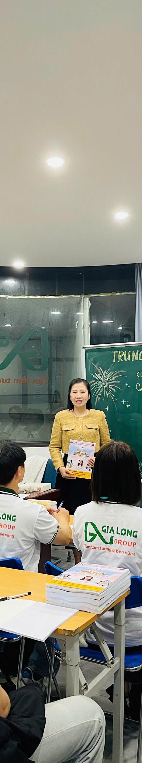 Ngày 26/02/2026 - Trung tâm Ngoại ngữ Gia Long cùng cô Lưu Vân khai giảng khóa 60 bài EPS