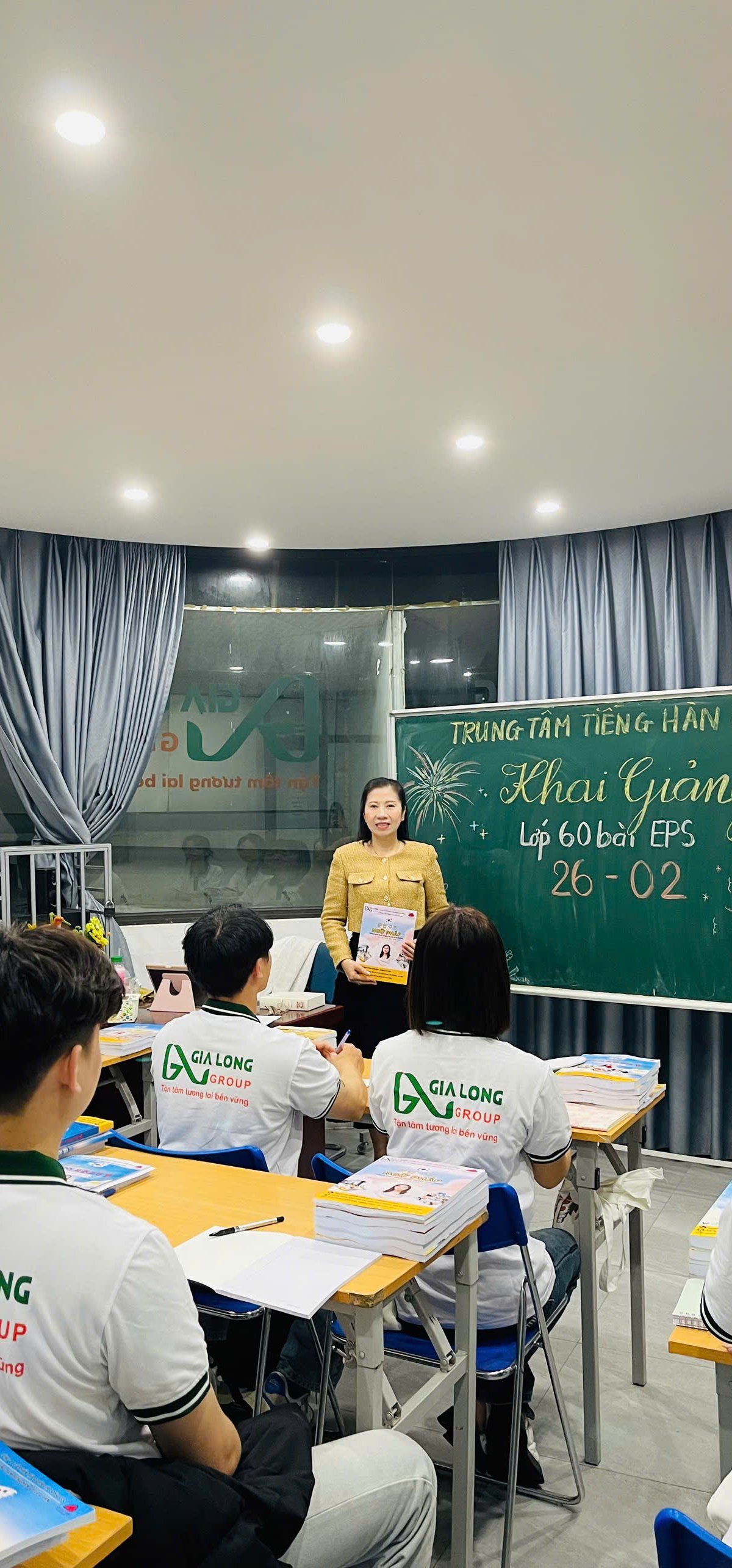 Ngày 26/02/2026 - Trung tâm Ngoại ngữ Gia Long cùng cô Lưu Vân khai giảng khóa 60 bài EPS